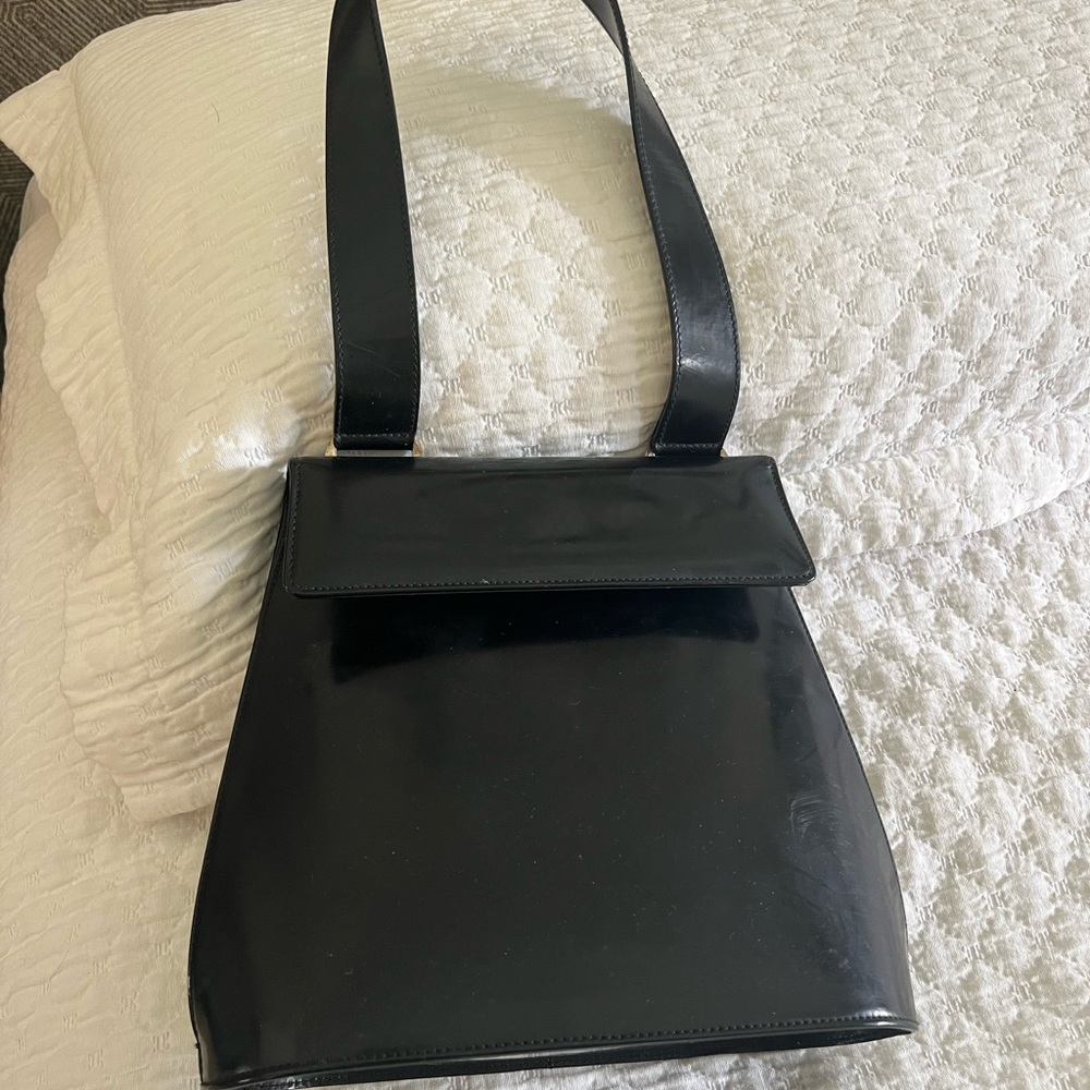 Salvatore Ferragamo Elegant Black Shoulder Bag - Picture 2 of 7